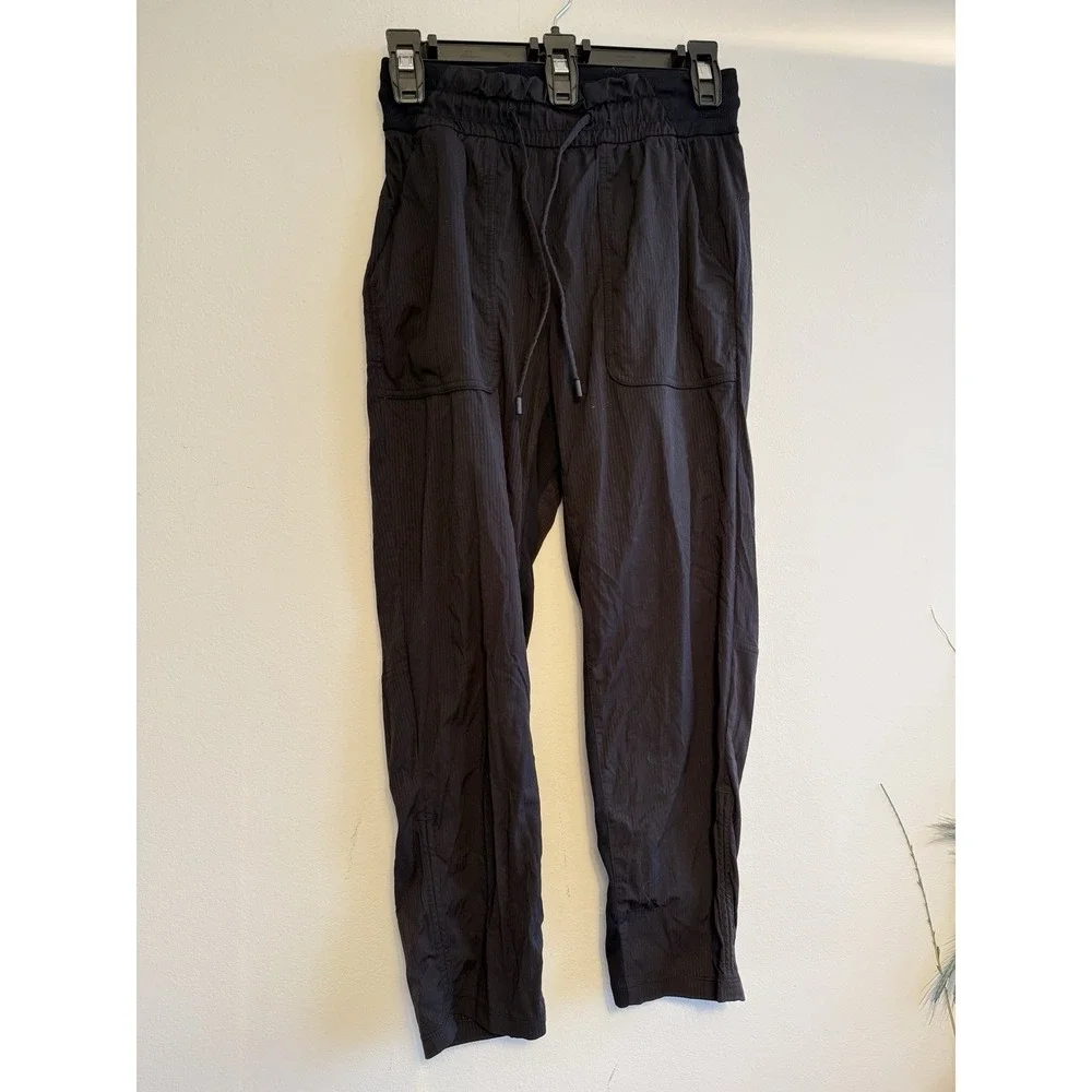 Lululemon‎ Size 4 Dance Studio Mid-Rise Crop 25